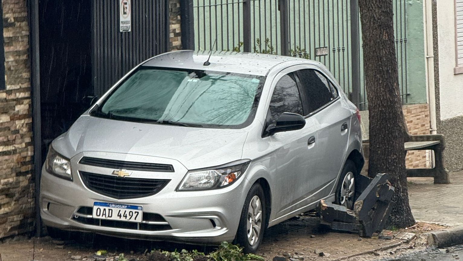 Choque en Gallinal y Barreiro un auto termina sobre la veredajpg