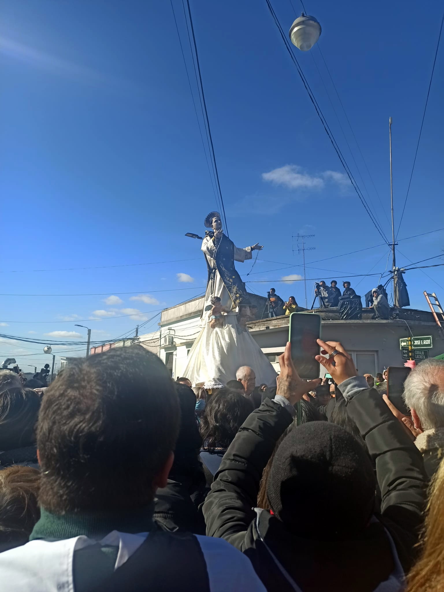 Cientos de devotos a San Cono realizaron la procesión por calles de la ciudad 2