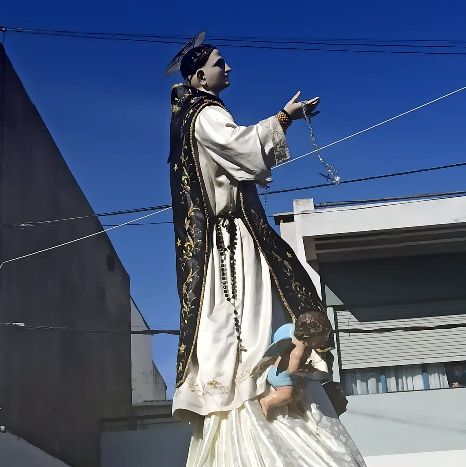 Cientos de devotos a San Cono realizaron la procesión por calles de la ciudad 3