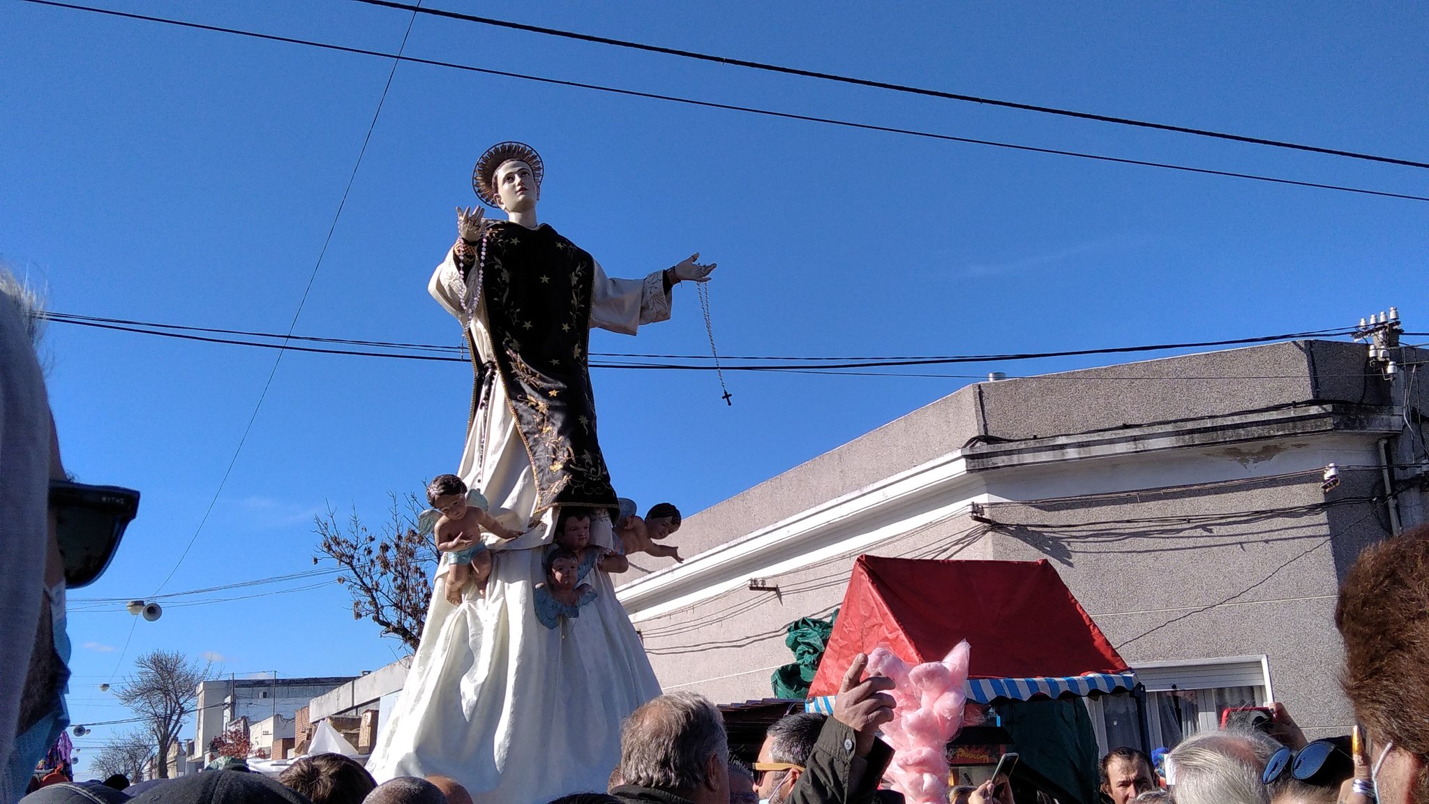 Cientos de devotos a San Cono realizaron la procesión por calles de la ciudad 5