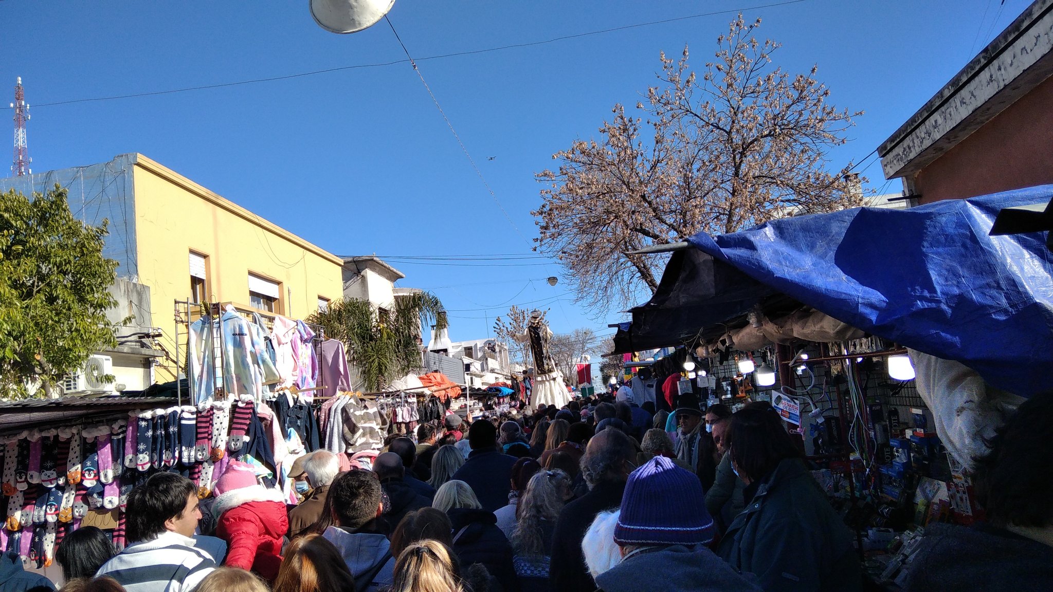 Cientos de devotos a San Cono realizaron la procesión por calles de la ciudad 6