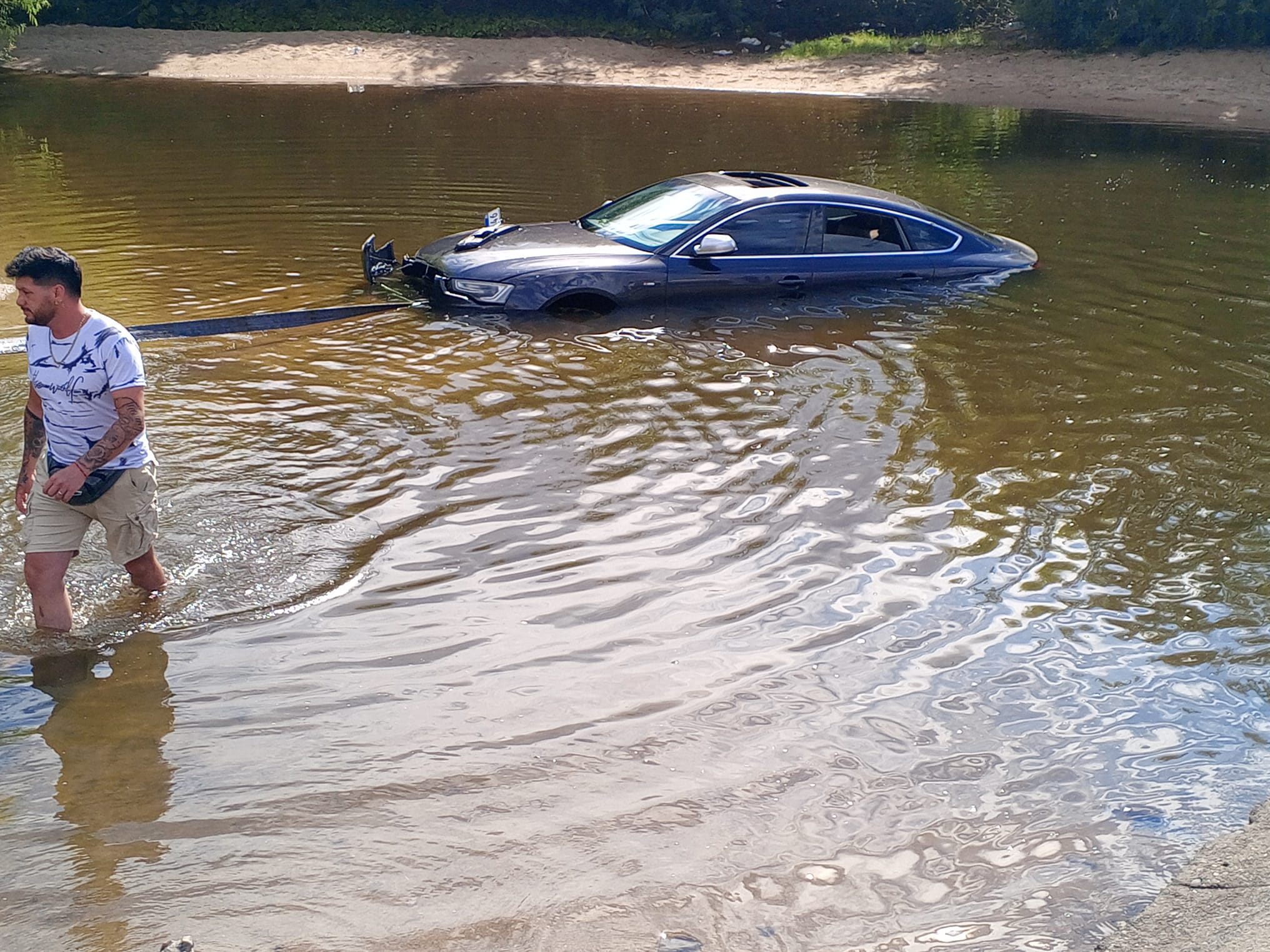 Conductor se fue al agua tras perder el dominio del auto