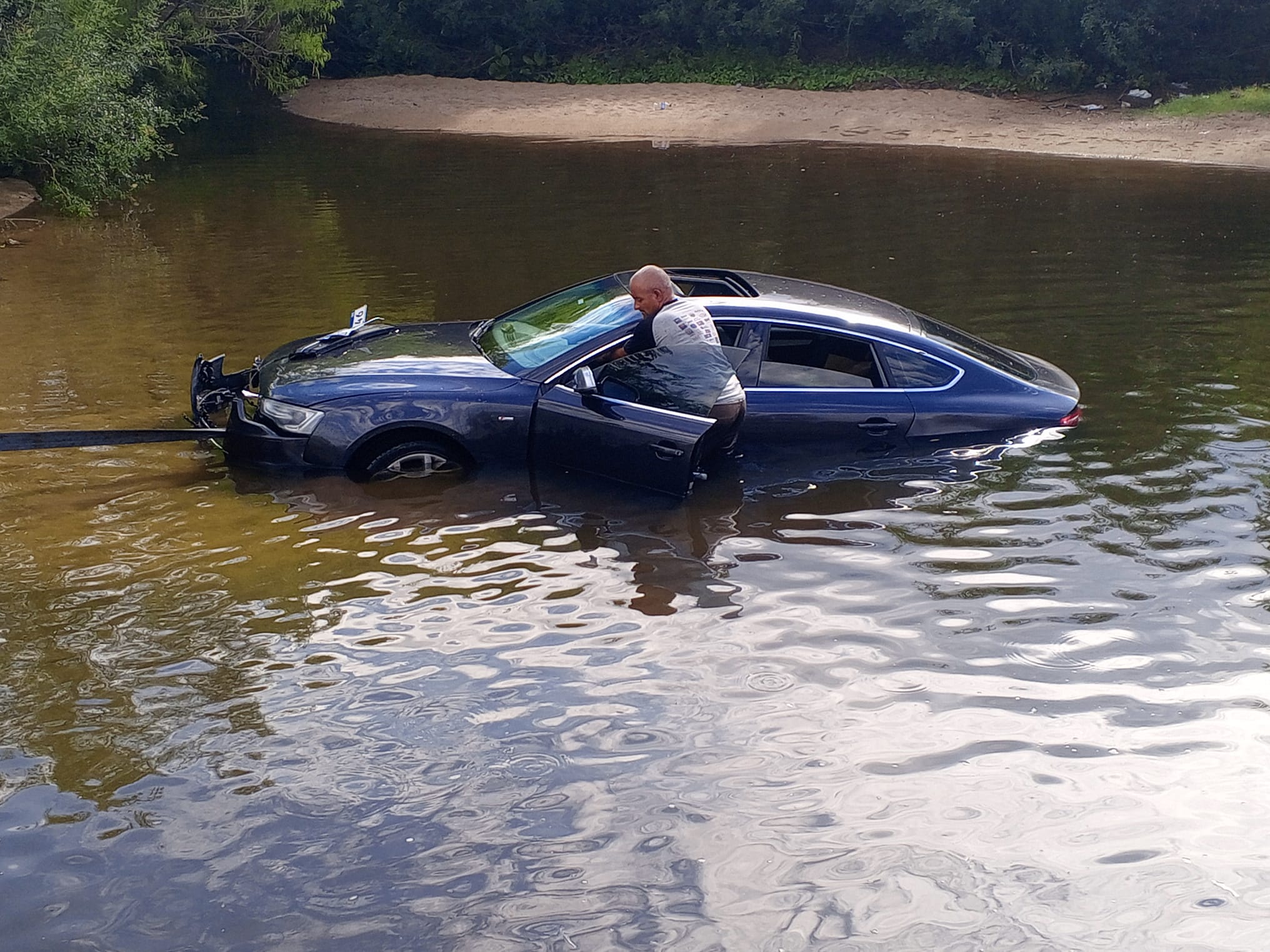 Conductor se fue al agua tras perder el dominio del auto 3