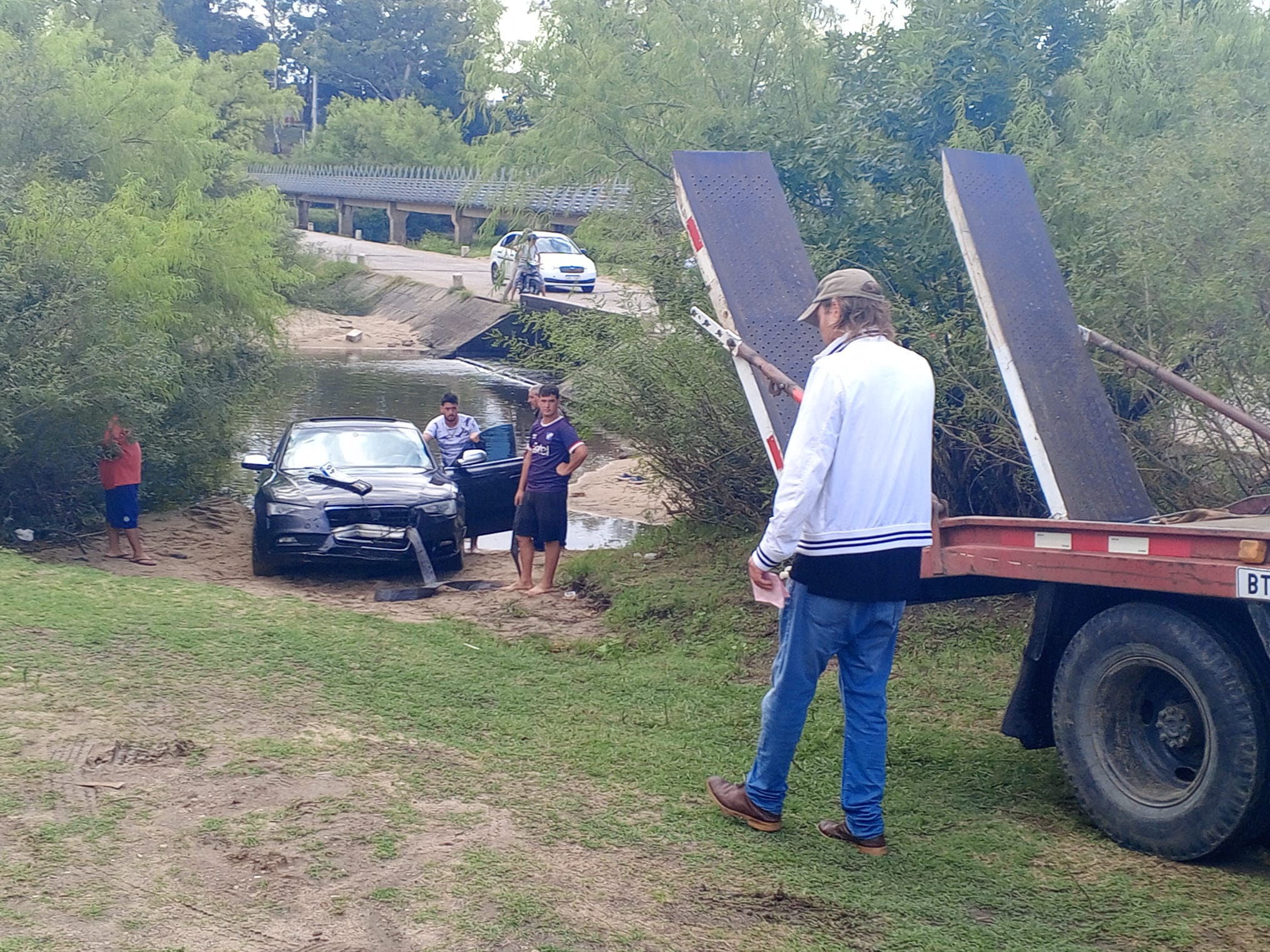 Conductor se fue al agua tras perder el dominio del auto 4