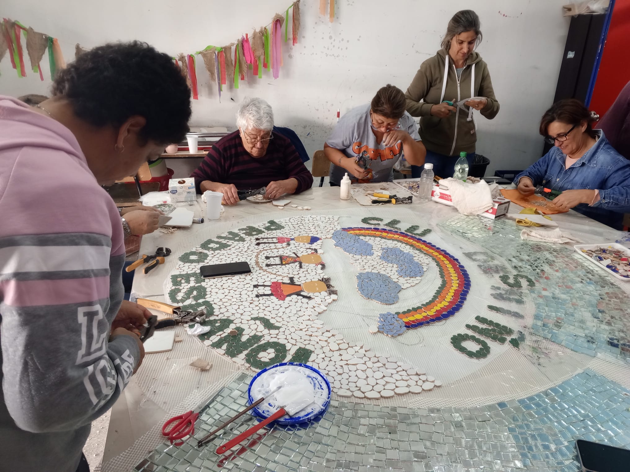 Continúa la construcción del mosaico del Club de Niños Prado Español 2