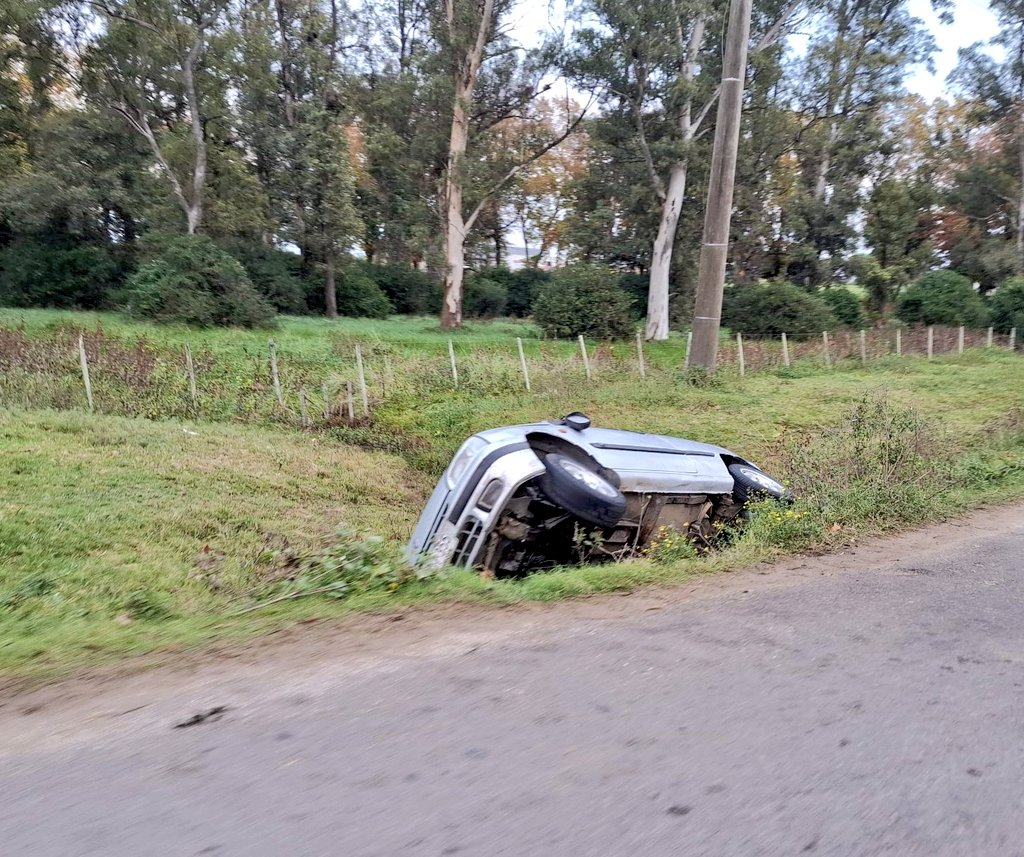 Despiste y vuelco de un auto en calle Treinta y Tres