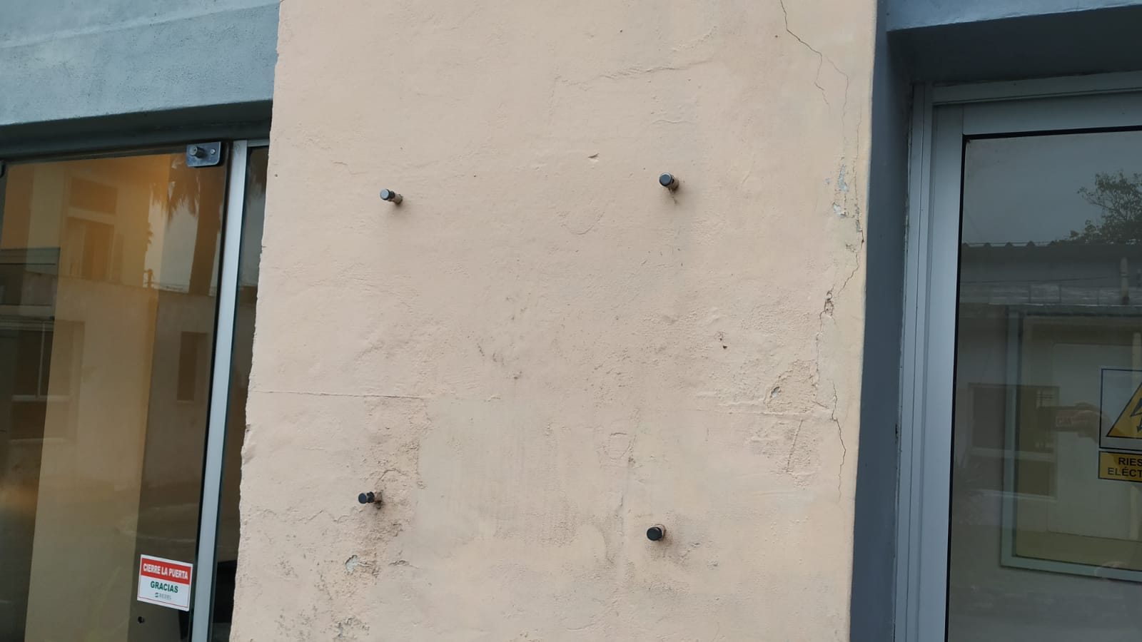 Dos hombres de tomaron a golpes en el laboratorio del Hospital