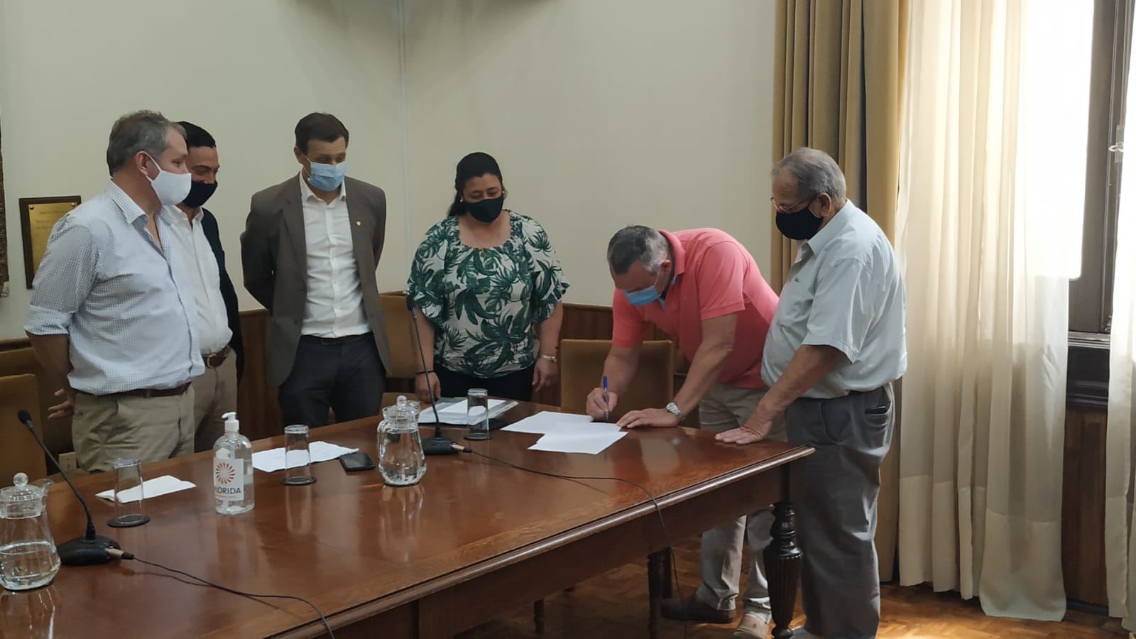 Entrega de cheques a proyectos mediante el Programa de Obras por Convenios Sociales del MTOP