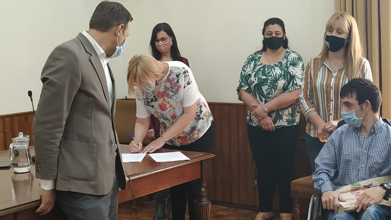 Entrega de cheques a proyectos mediante el Programa de Obras por Convenios Sociales del MTOP 3