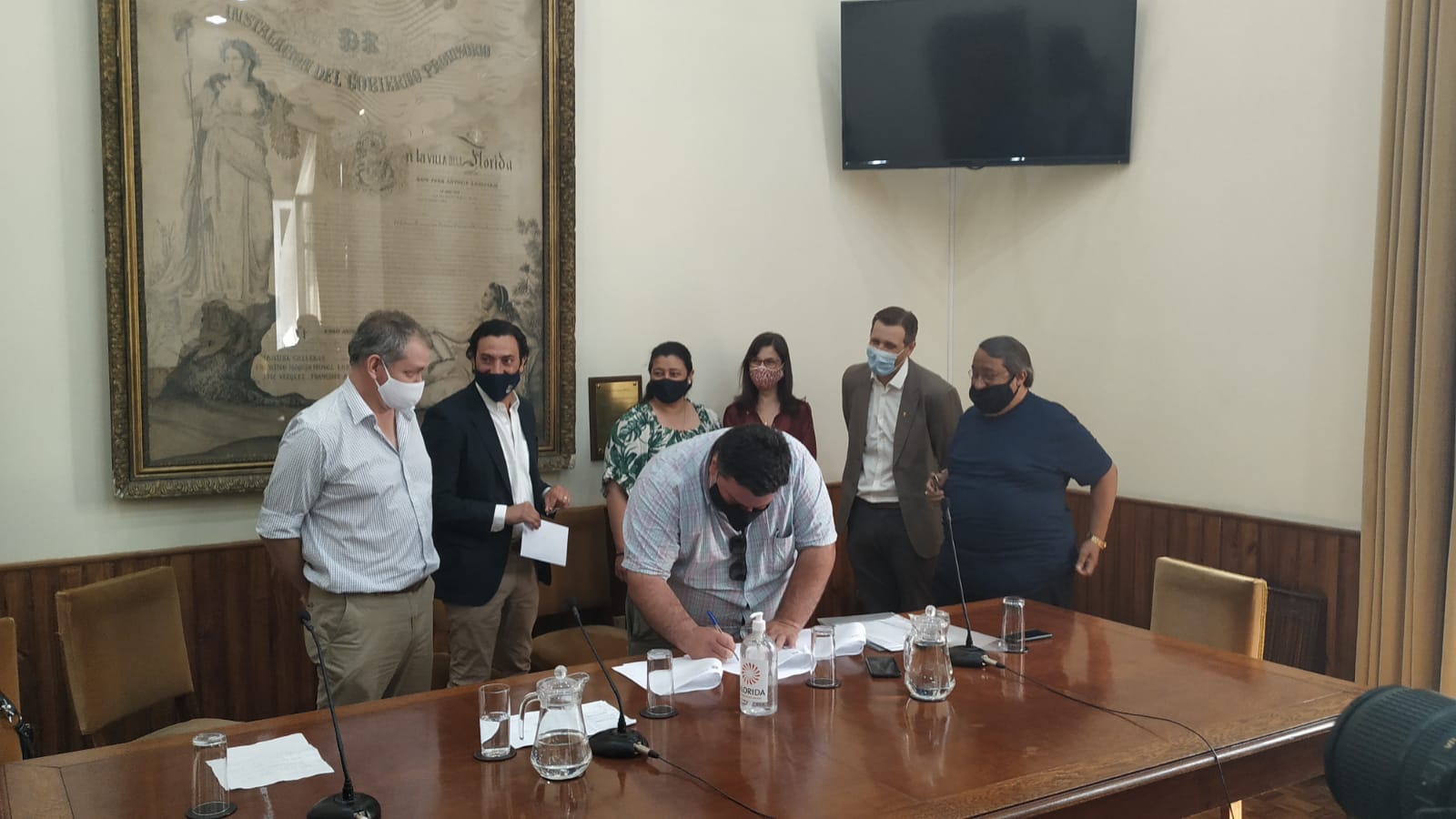 Entrega de cheques a proyectos mediante el Programa de Obras por Convenios Sociales del MTOP 8