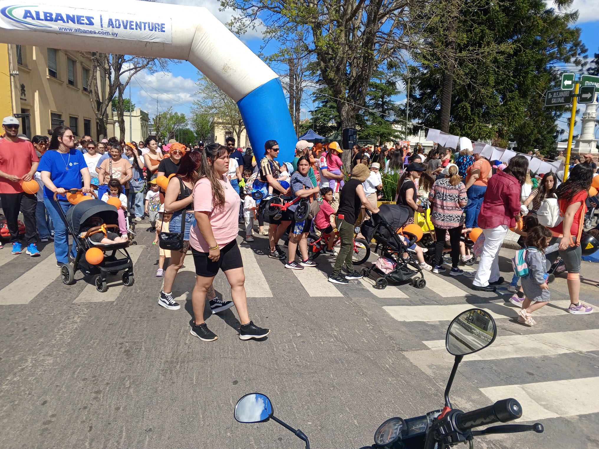Florida celebró el Día Nacional del Bebé con cochecaminata y actividades recreativas 3