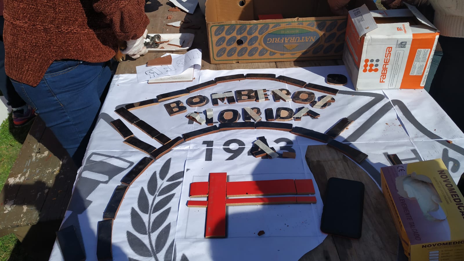 Grupo Reciclarte realiza mosaico en homenaje a los Bomberos