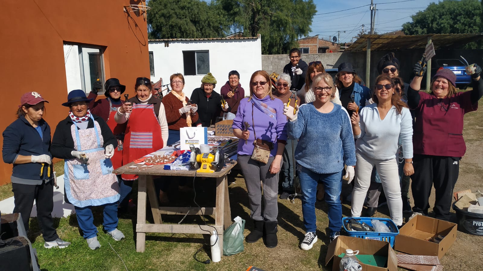 Grupo Reciclarte realiza mosaico en homenaje a los Bomberos 2
