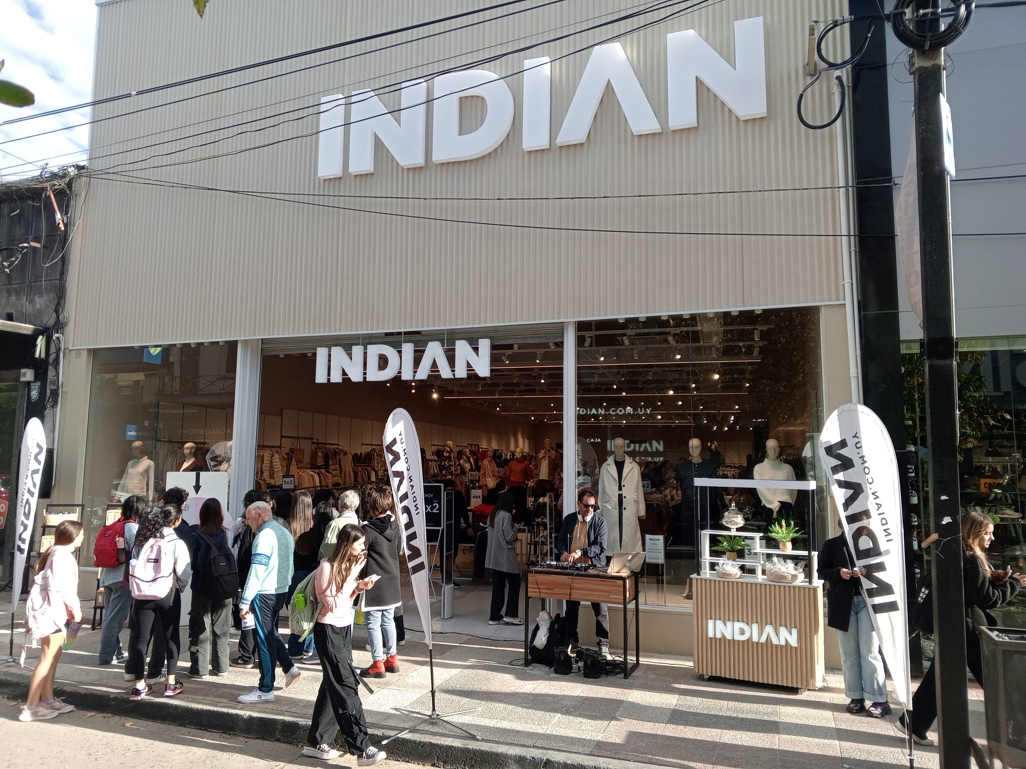 INDIAN inauguró su local en Florida 4