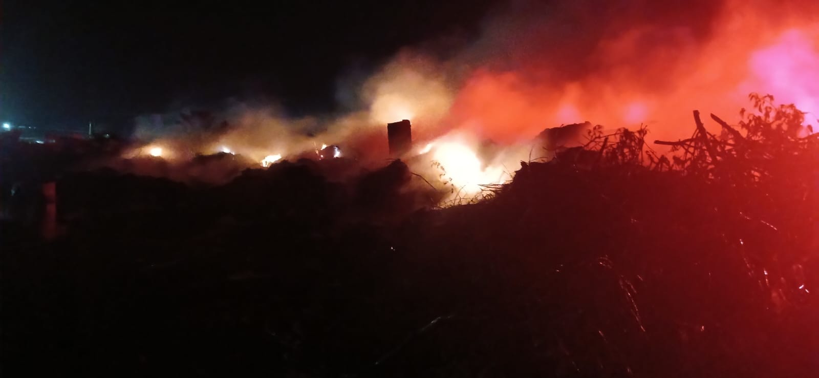 Incendio de campo en zona de ingreso a 25 de Mayo