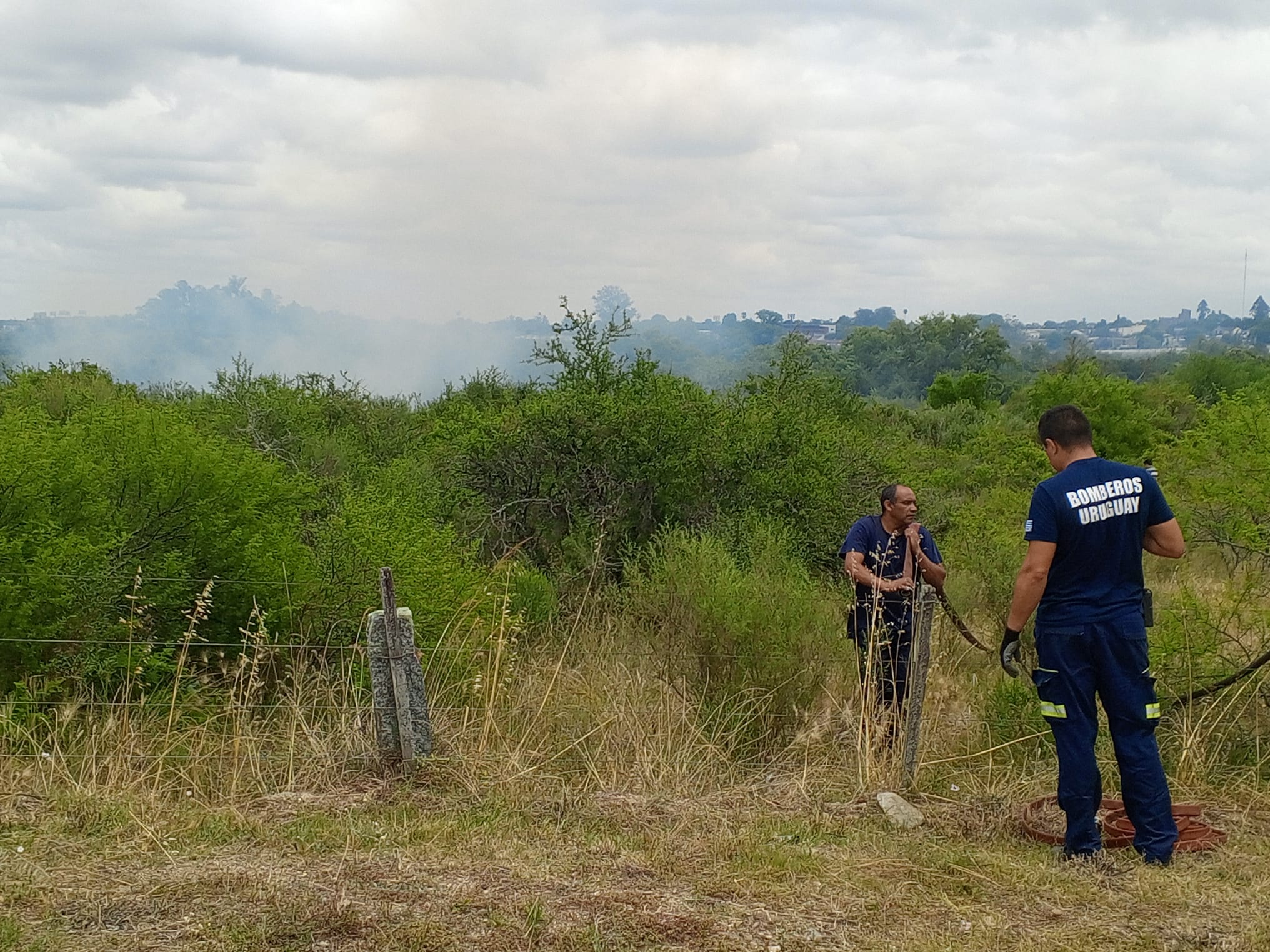 Incendio en predio cercano al ingreso a Florida. 2