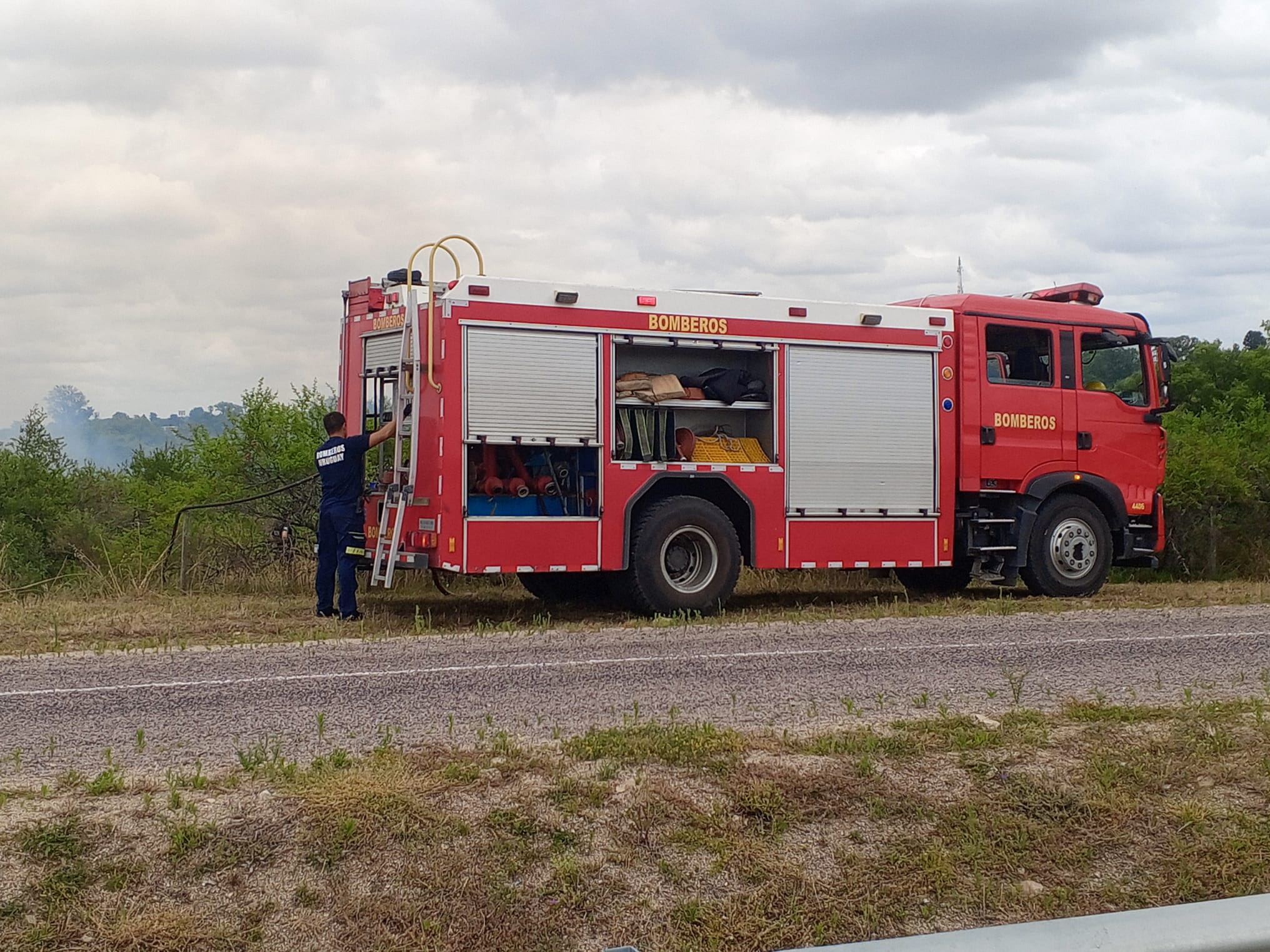 Incendio en predio cercano al ingreso a Florida. 4