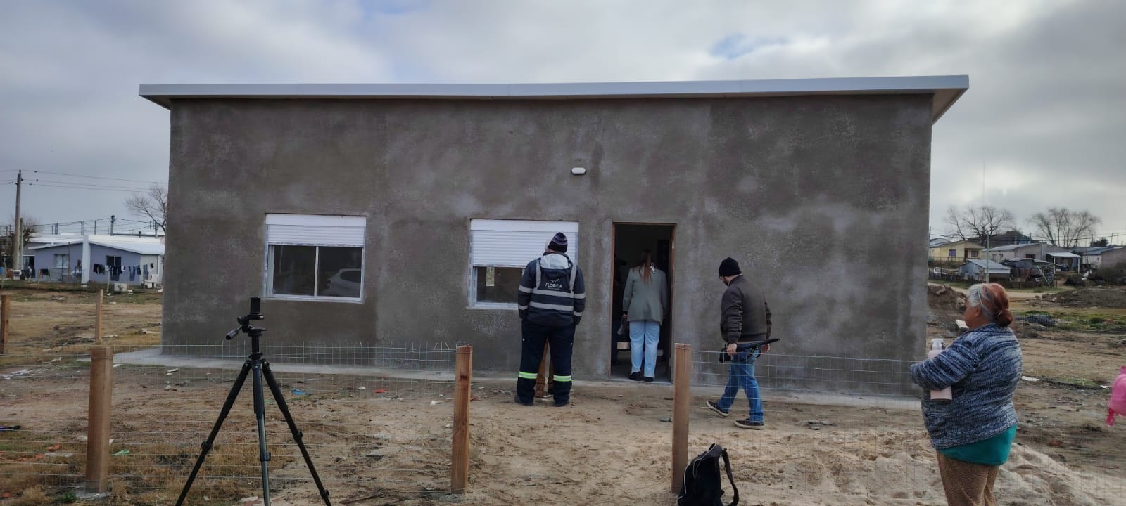 Intendencia entregó vivienda a familia que se encontraba alojada en el Pabellón de Deportes 2