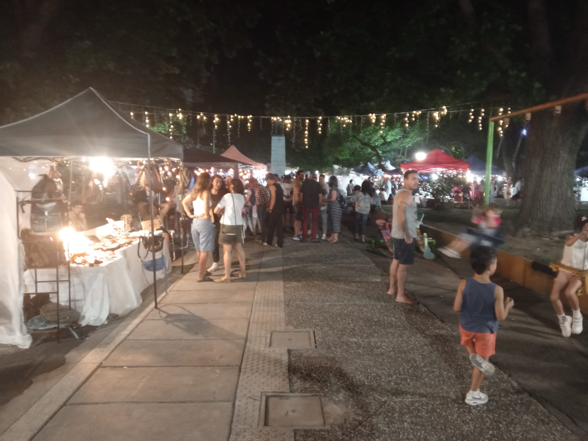 Los floridenses disfrutaron de la Feria Nocturna Navideña en Plaza Artigas 2