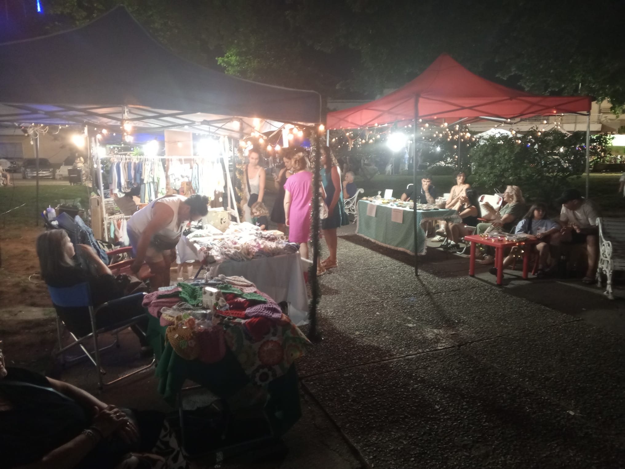 Los floridenses disfrutaron de la Feria Nocturna Navideña en Plaza Artigas 4