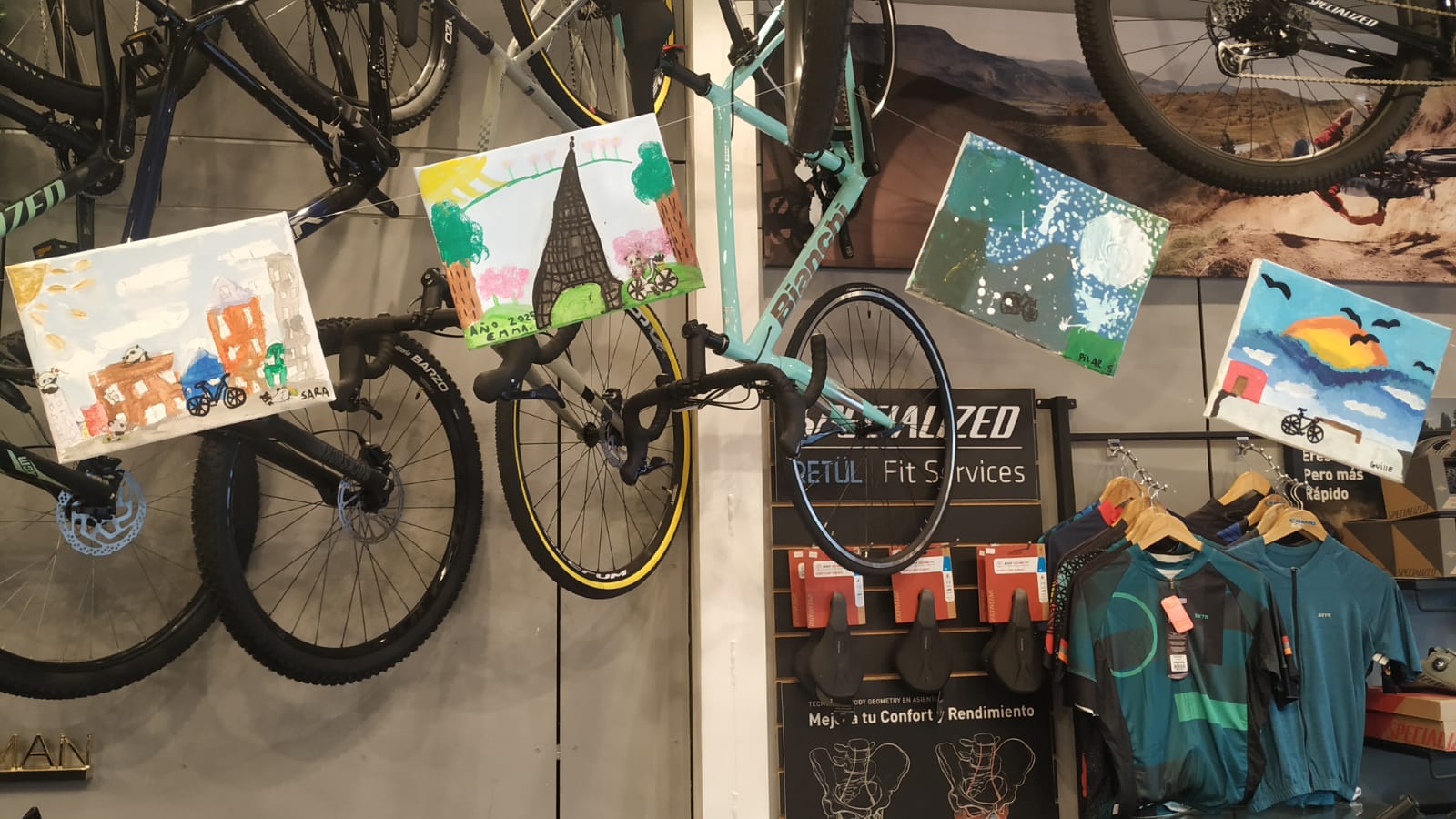 Niños del taller Monalisa exhiben sus trabajos en el local de Albanés Adventure