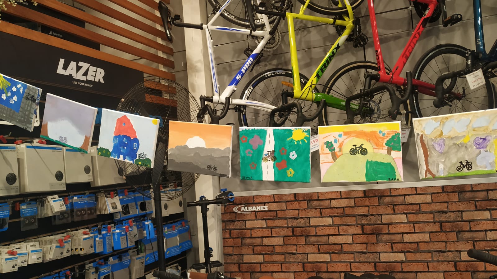 Niños del taller Monalisa exhiben sus trabajos en el local de Albanés Adventure 3