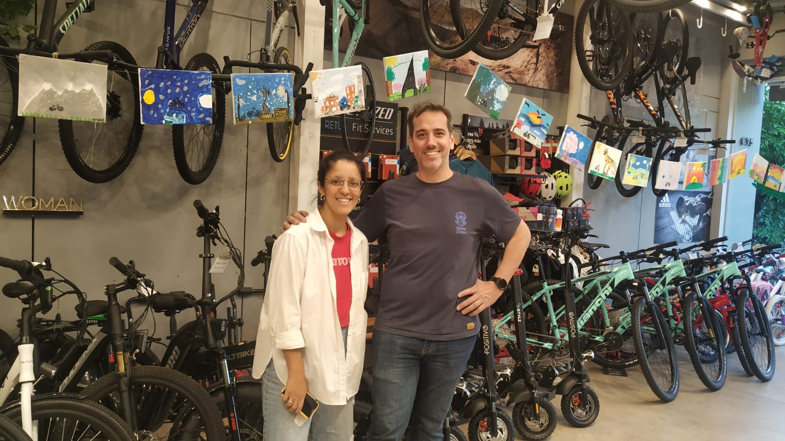 Niños del taller Monalisa exhiben sus trabajos en el local de Albanés Adventure 4