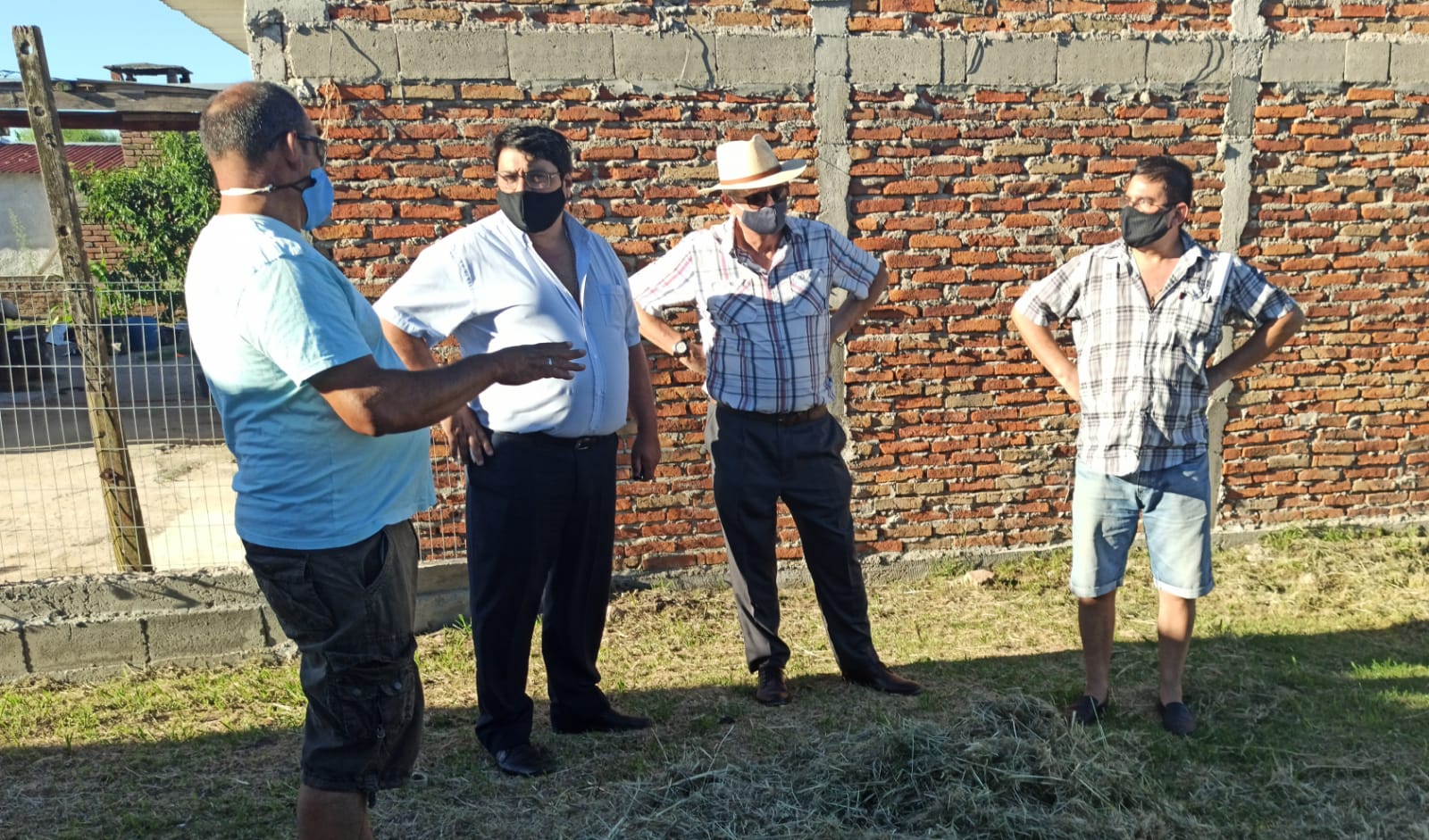 Pablo Lanz y Ariel Amen de MEVIR se reunieron con vecinos de Berrondo y La Macana