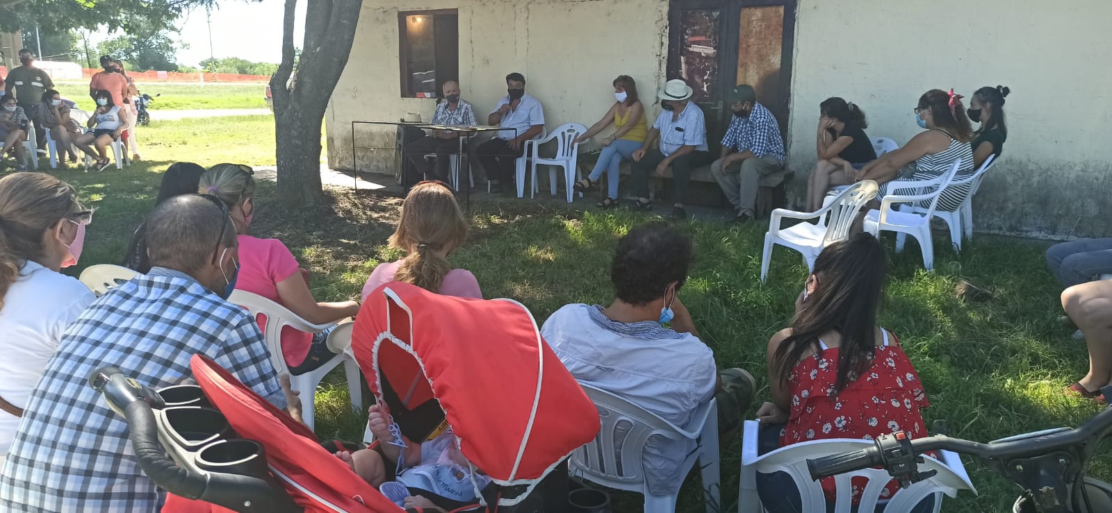 Pablo Lanz y Ariel Amen de MEVIR se reunieron con vecinos de Berrondo y La Macana 3