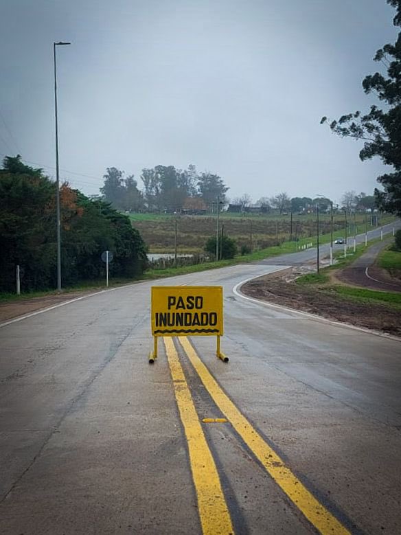 Paso de los Dragones cortado por crecida del río