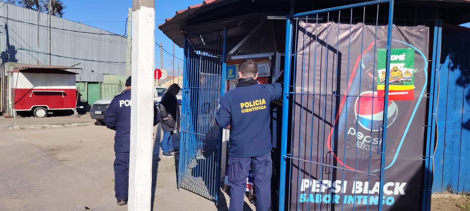 Roban Kiosko Ferroviario de José Pedro Varela y vía Férrea 2