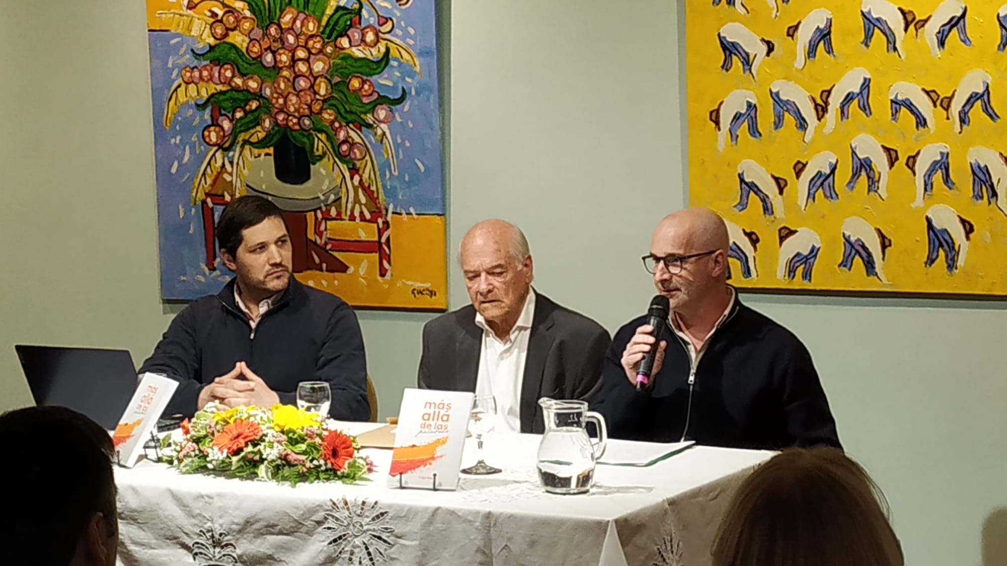 Se presentó el libro Más allá de las palabras de Hugo Riva 3