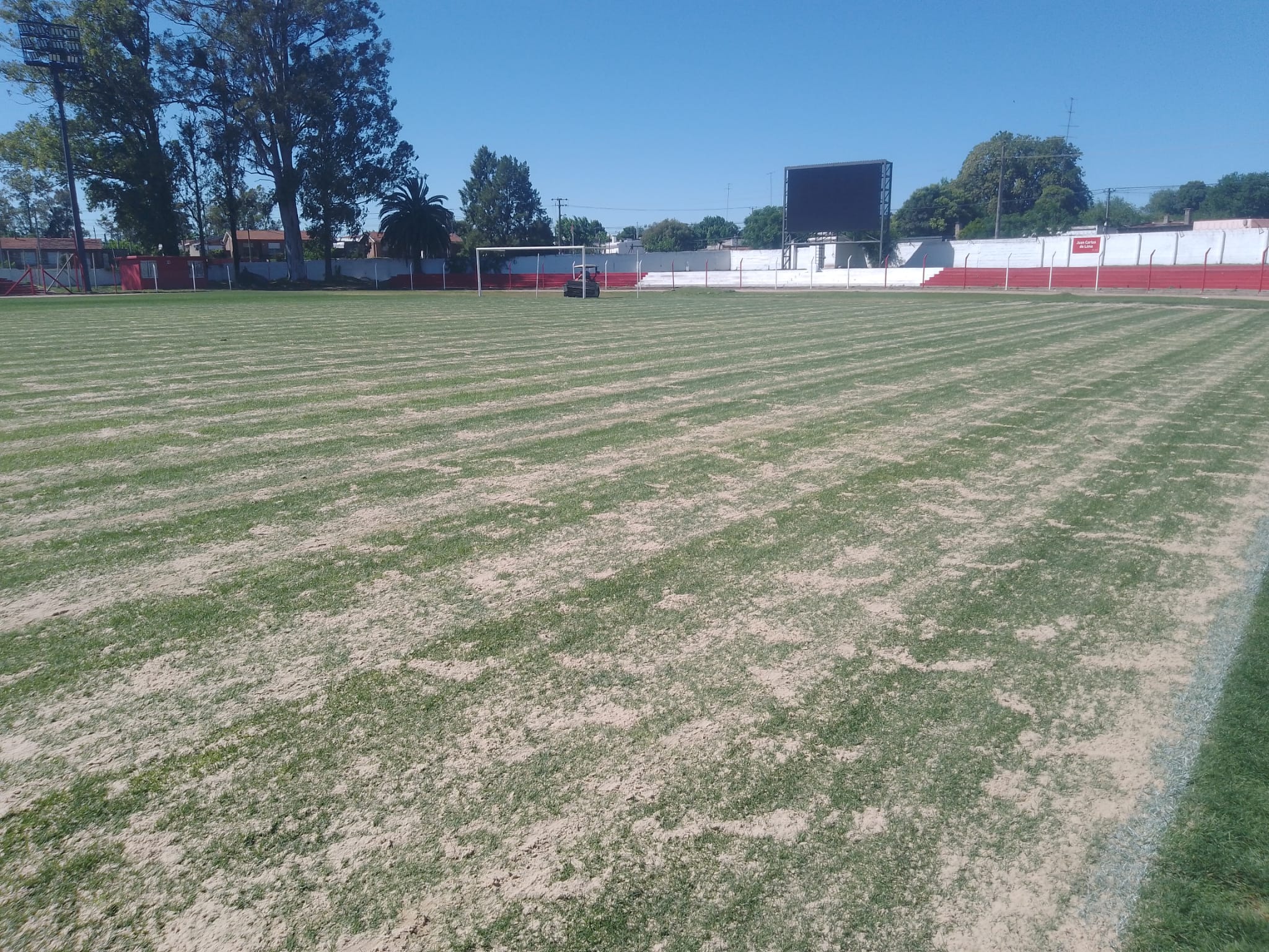 Se realiza arenado en el piso del estadio Campeones Olímpicos. 4