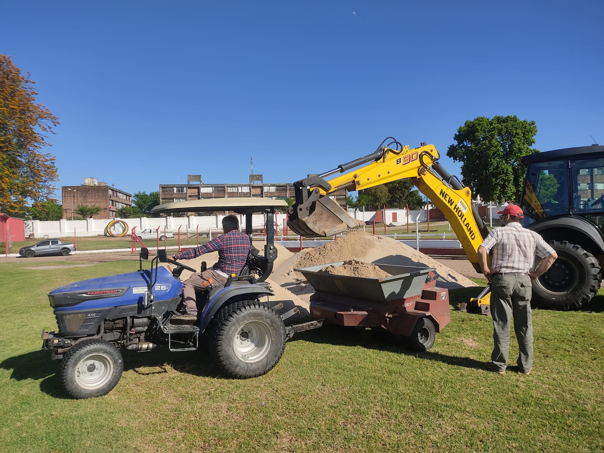 Se realiza arenado en el piso del estadio Campeones Olímpicosjpeg