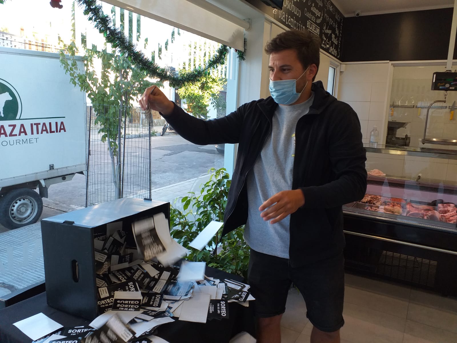 Se realizó el sorteo de fin de año de Carnes Plaza Italia 3