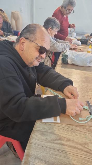 Taller de técnica macramé en tejidos para usuarios del Centro Braille