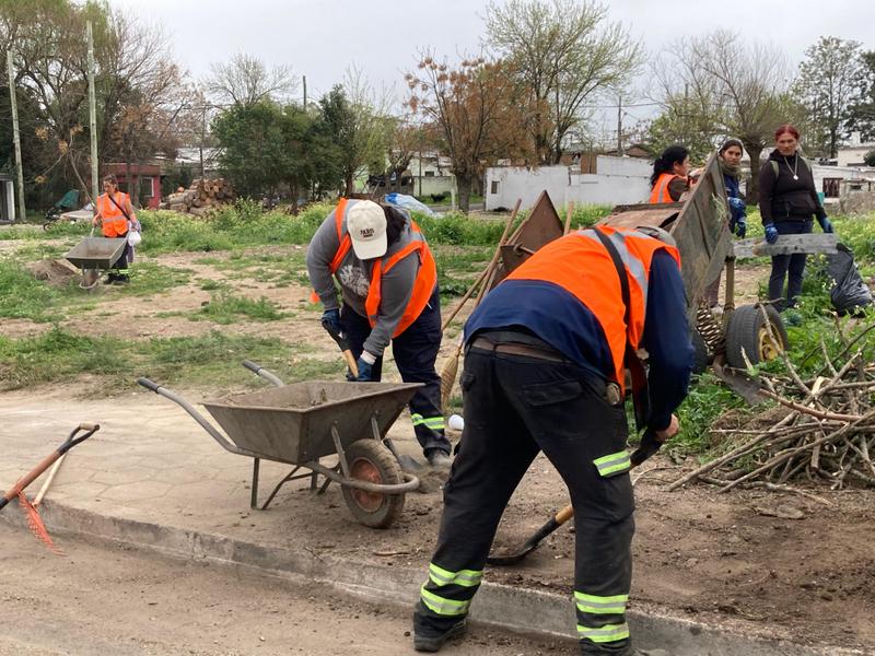 Trabajadores de Uruguay Impulsa realizan tareas de limpieza en predio del ex asentamiento