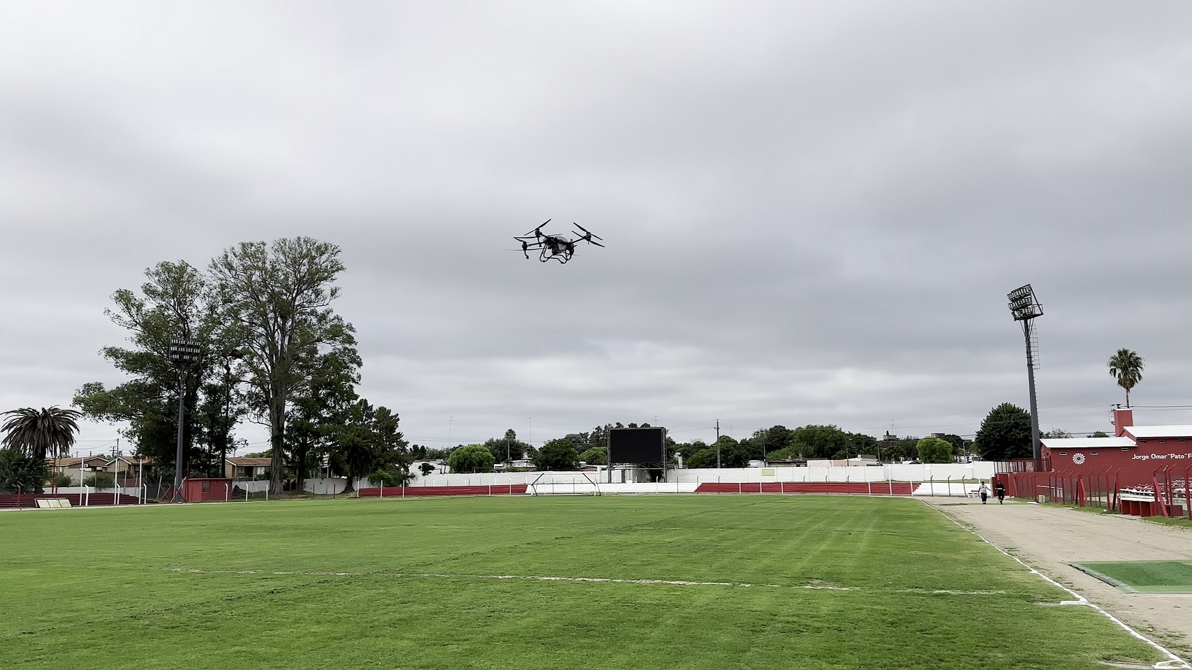 Trabajos de mejoras en el campo de juego del estadio Campeones Olímpicos