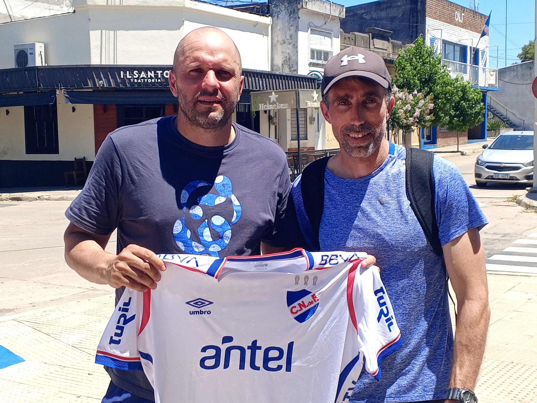 Técnico de Nacional cumplió su promesa y llegó en bicicleta a la Capilla de San Cono tras consagrarse campeón uruguayo 5