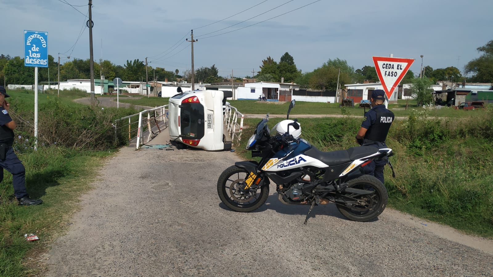 Volcó un auto en la cabecera del Puentecito de los deseos