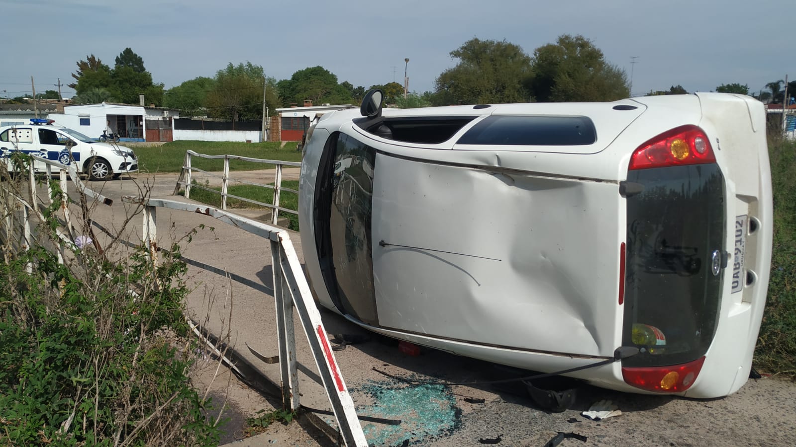 Volcó un auto en la cabecera del Puentecito de los deseos 2