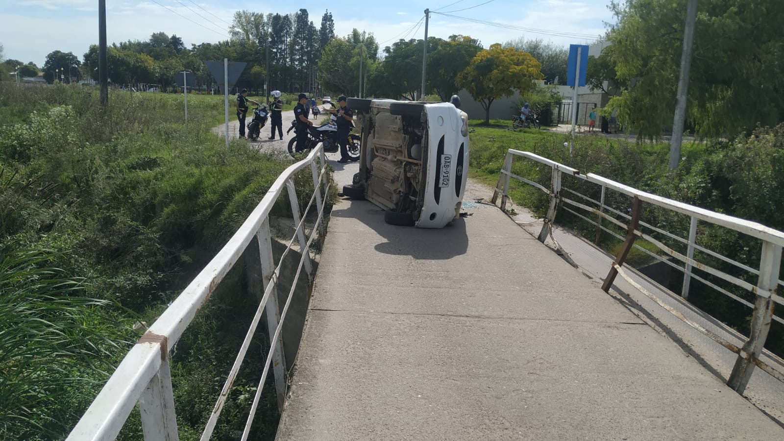 Volcó un auto en la cabecera del Puentecito de los deseos 3