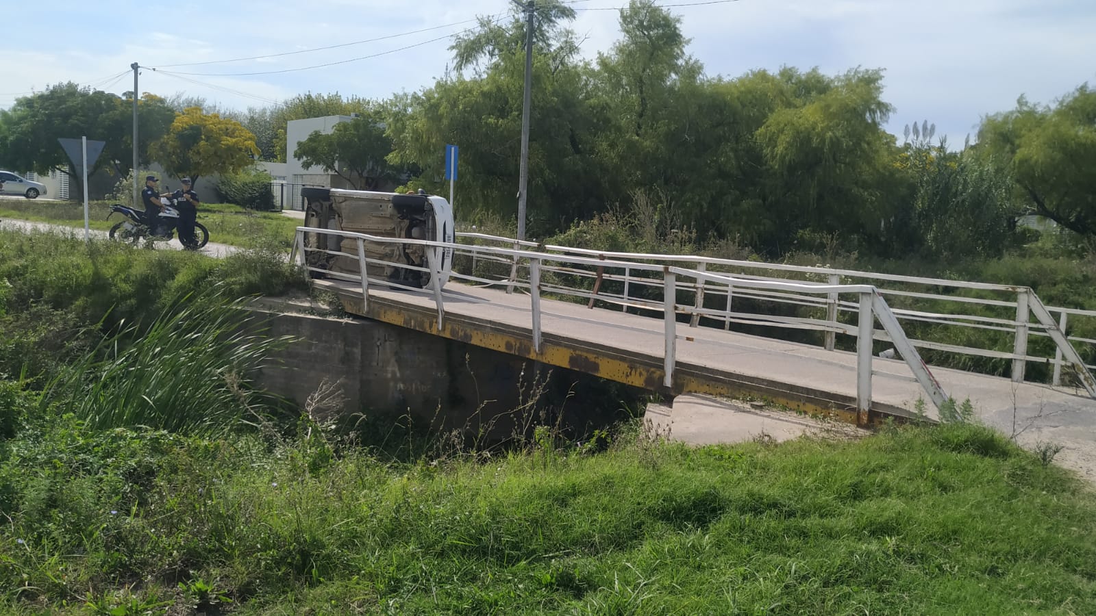 Volcó un auto en la cabecera del Puentecito de los deseos 4