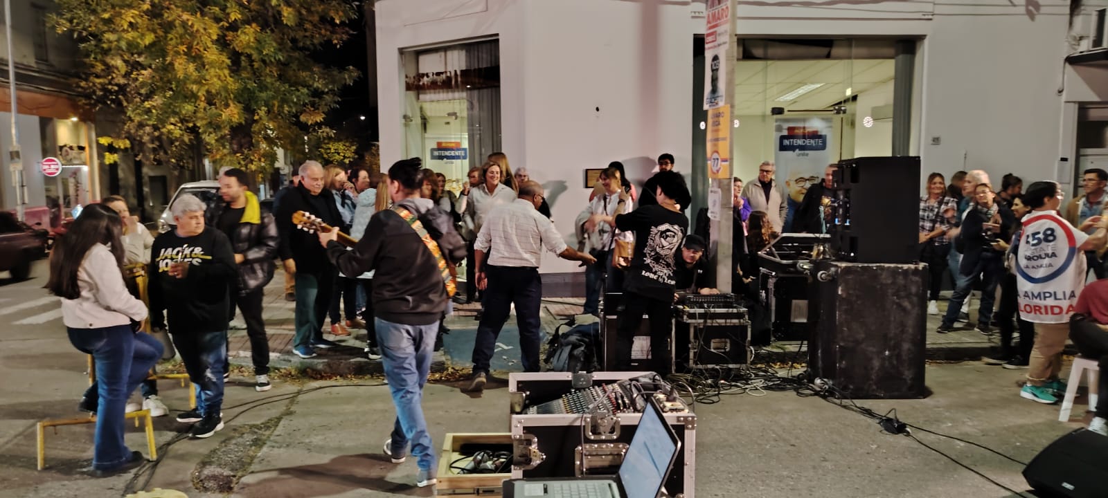 Álvaro Vega inauguró Comité de campaña 3