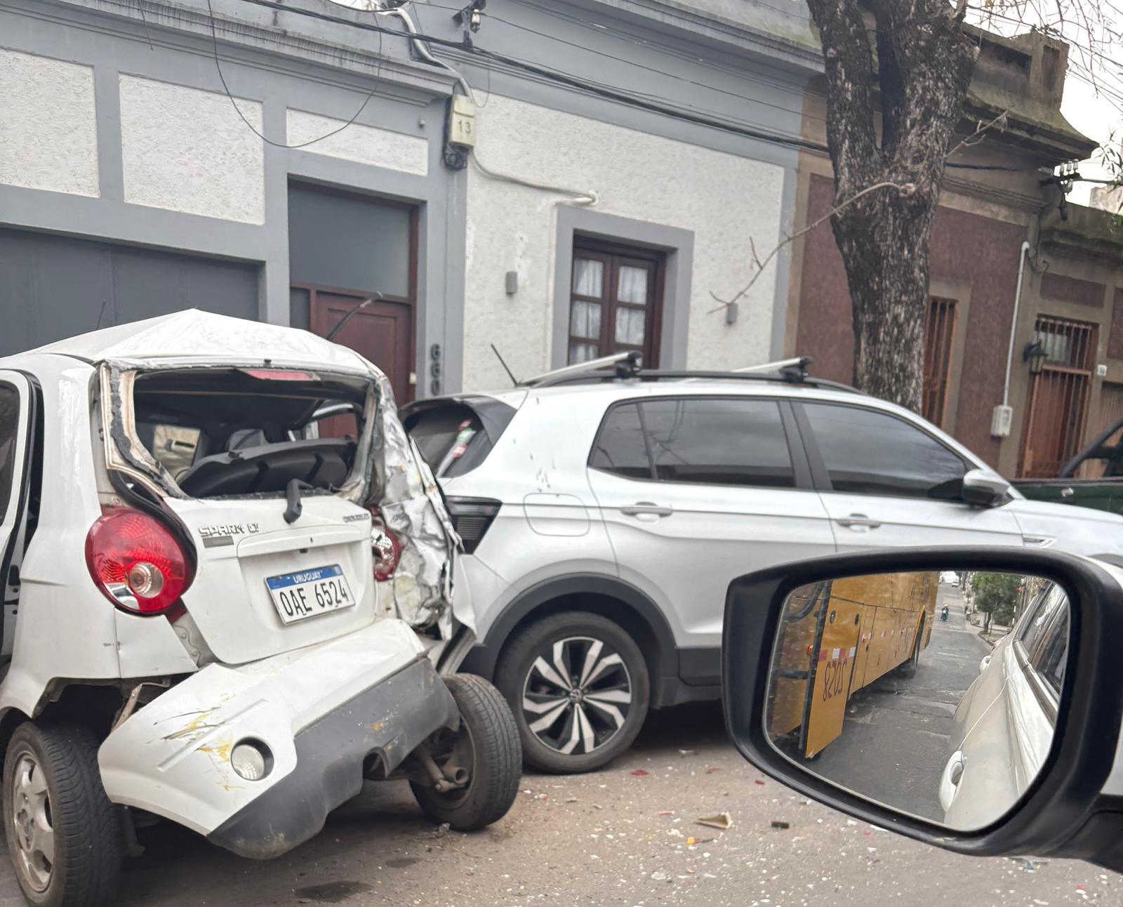 Ómnibus de la empresa CITA generó choque en cadena en calle Batlle y Ordóñez