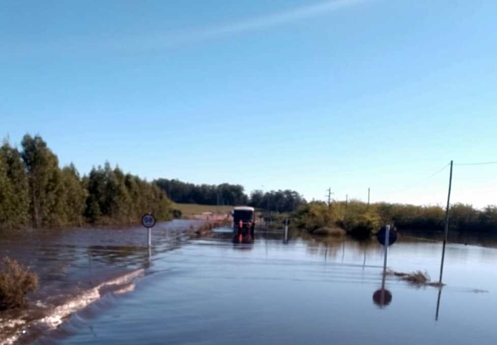 Ómnibus intentó cruzar el rio crecido en entrada a Sarandí del Yí