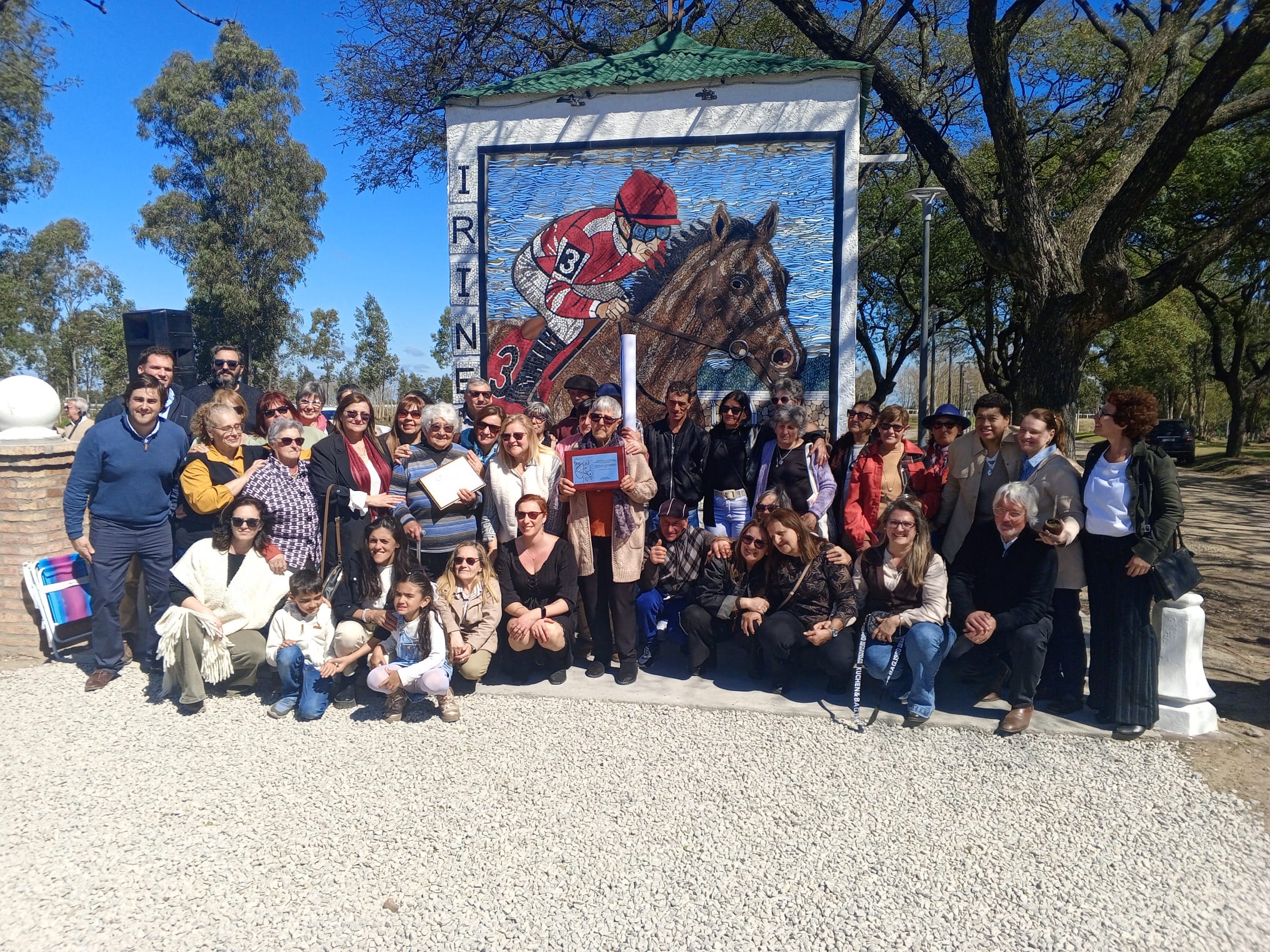 Mural_en_homenaje_a_Irineo_Leguisamo_fue_inaugurado_en_el_ingreso_al_Hipódromo_3.jpeg