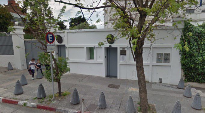 Hombre que ingresó a la Embajada de Italia tras trepar una reja falleció de un paro cardiaco