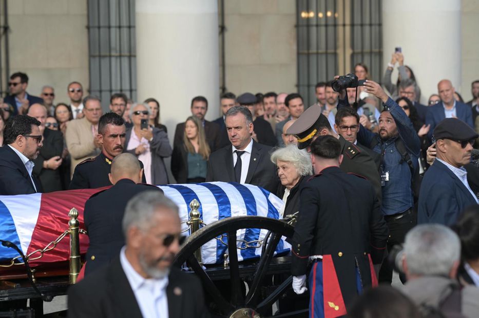 Miles de personas despiden a José Mujica