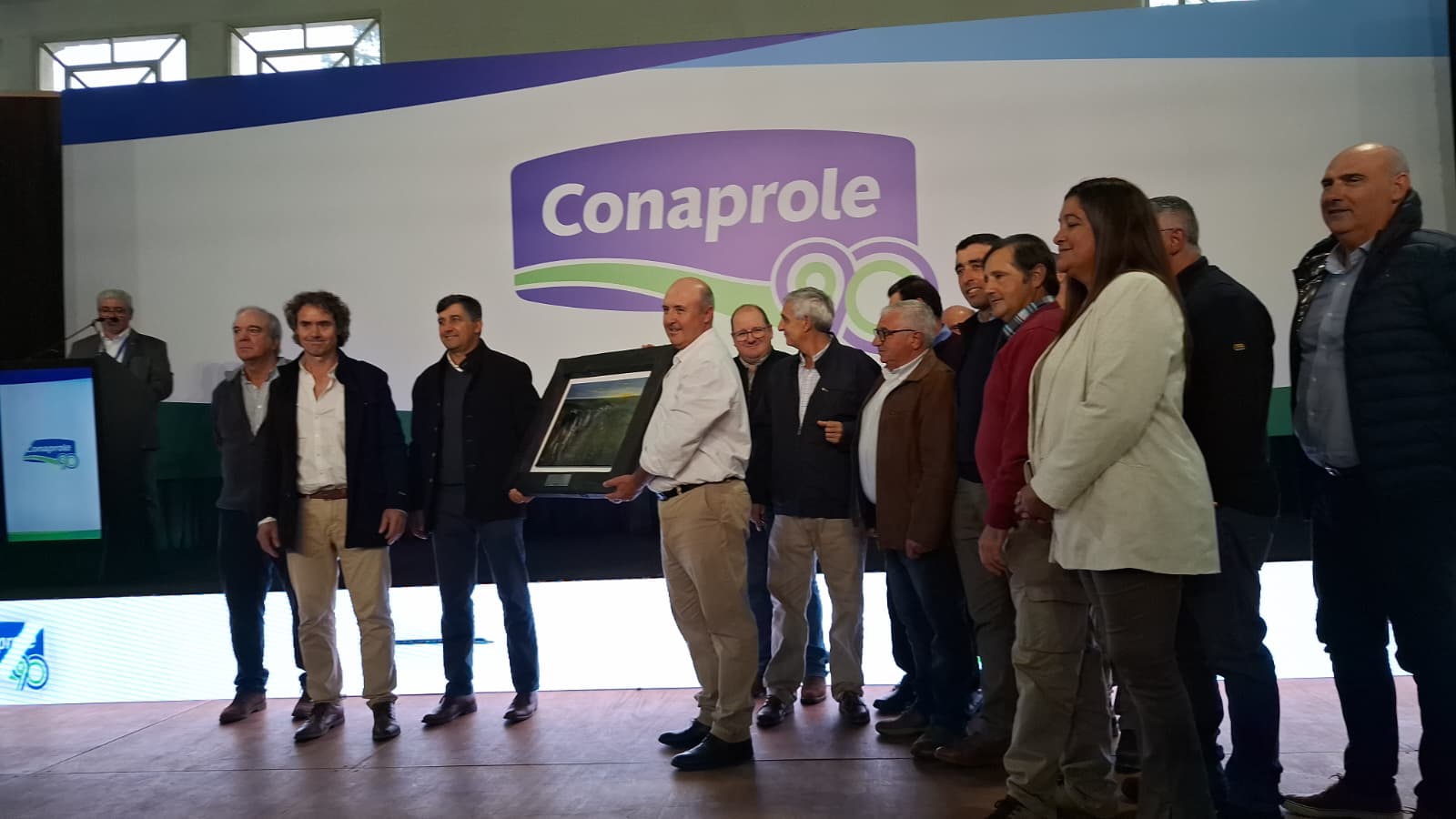 Ricardo_de_Izaguirre_destacó_el_valor_del_cooperativismo_tras_ser_homenajeado_en_los_90_años_de_Conaprole.jpeg